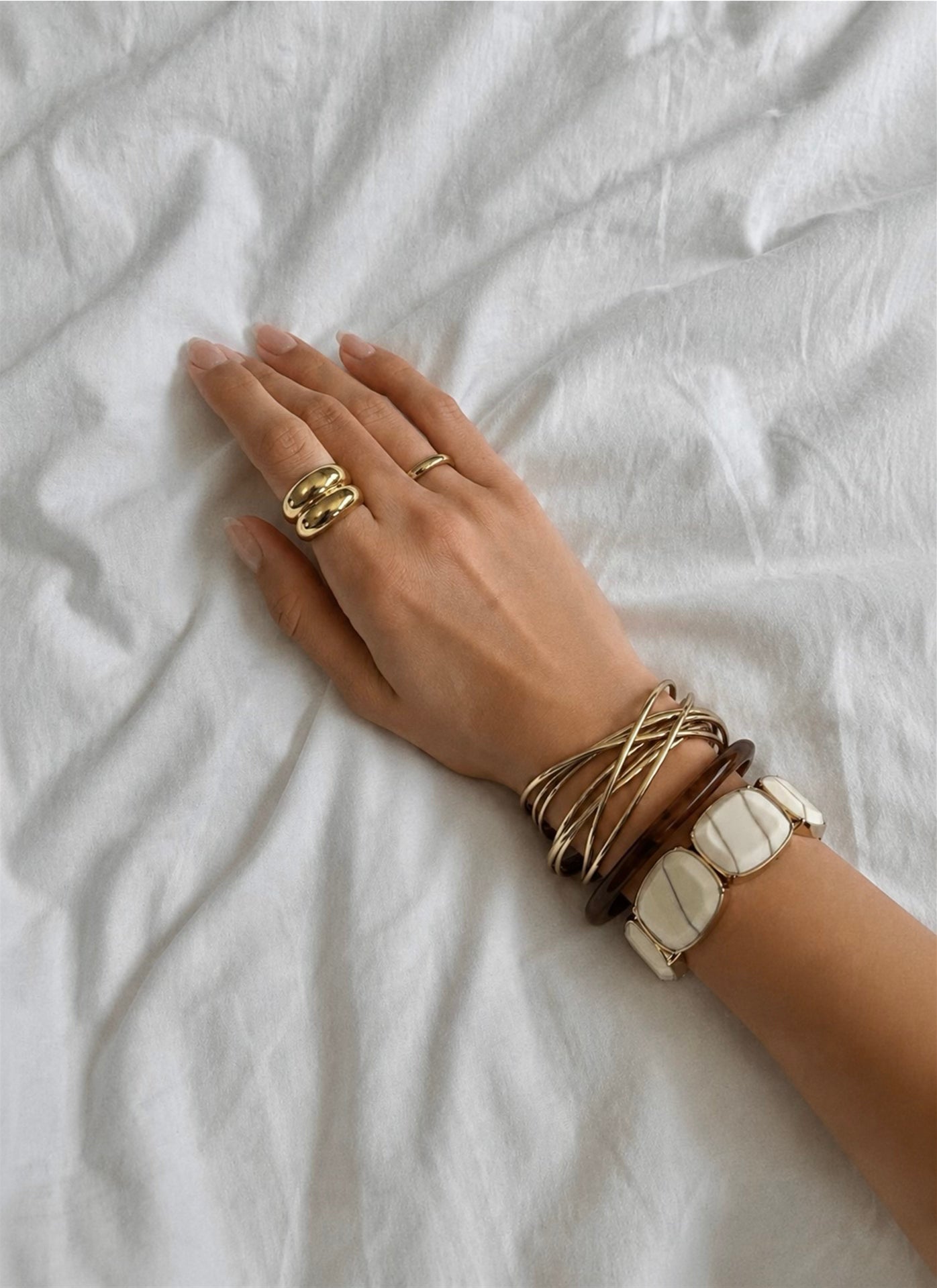 Glossy ivory finish
Lightweight for comfortable all-day wear
Statement link design
Easy to style solo or stacked
Perfect for everyday and special occasions