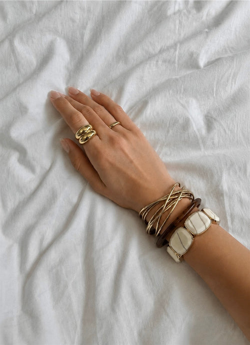 Glossy ivory finish
Lightweight for comfortable all-day wear
Statement link design
Easy to style solo or stacked
Perfect for everyday and special occasions